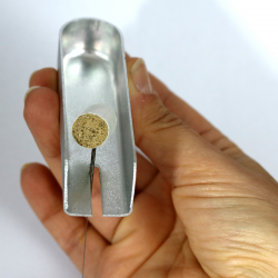 Szpachelka - uchwyt do ściągania moksy z igły