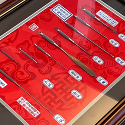 Ekspozytor igieł tradycyjnych w ramie