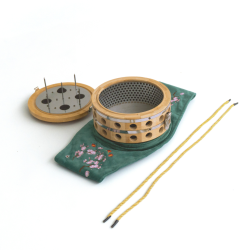 Okrągłe pudełko do moksoterapii w haftowanym pokrowcu