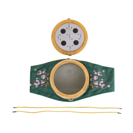 Okrągłe pudełko do moksoterapii w haftowanym pokrowcu